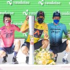 Richard Carapaz ganador del Tour de Suiza junto a Rigoberto Uran de Colombia y Jakob Fuglsang de Dinamarca.