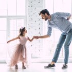 Es importante que respetes la elección del vestuario de tu hijo. Es más puedes unirte a ellos en sus momentos de juegos. Crearán vínculos fuertes.