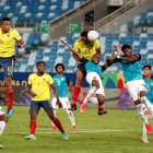 El atacante ecuatoriano Enner Valencia (c) no pudo superar la marca de los zagueros colombianos.