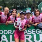 Miryam Núñez (c) junto a sus compañeras del Liro Sport, tras obtener el segundo lugar de la Vuelta a Guatemala.