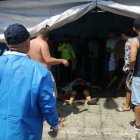 En el sitio, algunos asistentes jugaban naipes y bebían.