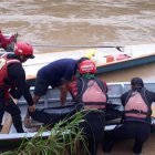 Los bomberos trabajaron durante tres días para ayudar a recuperar el cadáver.