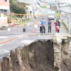 Los vecinos temen que el socavón se haga más grande.