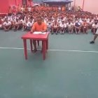 En esta grabación el privado de su libertad aparece leyendo un papel y desmienten ser los causantes del caos