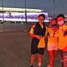 Los colombianos fuera del estadio Arena Pantanal.