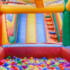 La madre de los niños abrió la invitación en Facebook y estos tuvieron su fiesta.