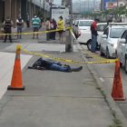El cuerpo de Daniel Chimbolema quedó en la vereda. Vídeo registró a los asesinos.