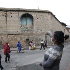 Josefina Cadena señala el lugar donde ha visto espectros  y ha escuchado voces.