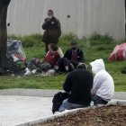 Hay gente que se sienta o acuesta en las jardineras. Algunos se dedicarían a delinquir.