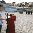 El hombre se paró frente a los policías que ofendió y les pidió disculpas públicas.