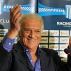 El exentrenador argentino Alfio Basile, ingresado por neumonía