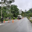Al parecer, el camión impactó al bus por la parte posterior y lo mandó a la cuneta.