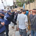 La policía desalojó a decenas de presuntos consumidores de droga agrupados por el mercado.