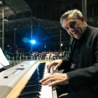 Tony tocaba el piano desde los 11 años. A los 13 tocaba en un cabaret.