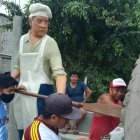 OBRA. Con gran alegría los comuneros de Cadeate colocaron su monumento en homenaje al panadero.