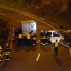 Tres hombres y una mujer perdieron la vida. El carro chocó contra un muro de tierra.