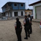 En este lugar, a escasos cinco metros de su casa, fue asesinado Enrique Rodríguez Quiñónez, los matones llegaron en auto.