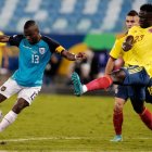 Enner Valencia (d) fue titular en la caída que sufrió Ecuador ante Colombia, en el debut de la Copa América.