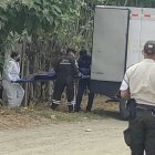 Los uniformados levantaron el cadáver y retuvieron la motocicleta color azul para la investigación.