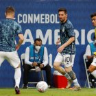 Lionel Messi (c) fue una de las piezas fundamentales, en el triunfo que alcanzó Argentina ante Uruguay.