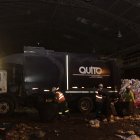 La Cachuda llega todas las noches, a las 19:00, tras recorrer la zona comercial y una de las más exclusivas de la capital. 

TODAS LAS NOCHES LOS RECICLADORES ESPERAN AL CARRO DE LA BASURA PARA EMPEZAR SU JORANDA DE TRABAJO 





14 de junio  de 2021

KARINA DEFAS 

Agencia (ag-expreso ag-extra ag-quito)