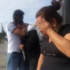 El padre del fallecido, Carlos Cabrera es consolado por sus familiares.