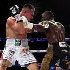 Abel Mina (d) durante la pelea ante Damián Sosa como parte de la cartelera 'Tributo a los Reyes'.