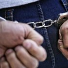 Un hombre fue arrestado por sospechas de abusar contra niños, a través de un juego de moda.