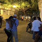 Félix Carpio lloró la muerte de su hijo mientras era consolado por sus familiares.