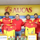 Fabricio Fontanini (i) y Gonzalo Verón (d) recibieron las camisetas del Papá de manos del gerente Andrés Báez y del técnico Héctor Bidoglio.
