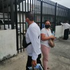 Los familiares lamentaban afuera del centro forense la muerte del joven riosense.