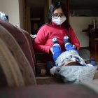 La madre del bebé lo ayuda con terapias físicas para que pueda mover sus músculos.