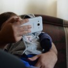 Familiares del pequeño se quedan con él, mientras su madre sale a conseguir dinero para llegar a la meta.