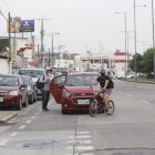 Multas. En el centro de la urbe los conductores son multados por estacionar a doble columna.