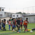 Decenas de niños y jóvenes entrenan en la cancha municipal de Sauces 2.