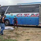 El cadáver de Marlon Delgado quedó tendido al pie del bus intercantonal de su propiedad.