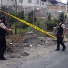 Los uniformados muestran el sitio donde tenían sometido al sospechoso del hurto.