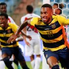 Ayron Preciado festejando el segundo gol de Ecuador en el empate ante Perú.