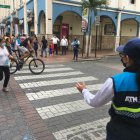 Dos infractores. Una mujer corre apresurada, fuera de la zona de seguridad, mientras un ciclista que venía en contravía por la 9 de Octubre, ingresa a la calle Chile.