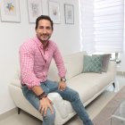 Lo primero

 que hizo al llegar a Ecuador fue comerse un bolón con jugo de naranja.