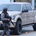 Así quedó la camioneta en la que viajaban las víctimas de este nuevo hecho violento en la ciudad.