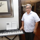 El pianista Juan Jiménez, de 62 años de edad, lucha contra el coronavirus.