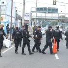 Diferentes unidades de la Policía Nacional realizan controles. En la acción también participan comandos con armas de grueso calibre.