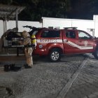 Momentos en que los socorristas cargan el cuerpo en una ambulancia para llevárselo.