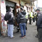 La policía levanta evidencias en la escena del crimen