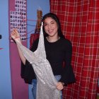 Su mamá es quien la asesora y la ayuda a lucir radiante en sus presentaciones.