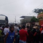 Centenares de personas llegan a los exteriores del negocio.