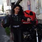 La cantante es un as en el volante, aunque ha sufrido varias caídas. Hasta sabe cómo reparar la moto.