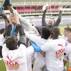 Los jugadores de Liga de Quito, festejando con Gabriel Di Noia, que los dirigió en la Supercopa.