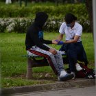 Valentina toma la muestra de uno de los muchachos que andaba en el parque El Ejido.